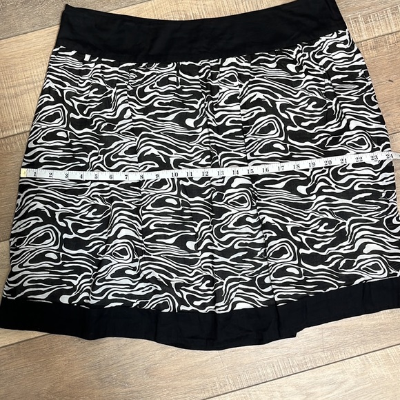 Michael Kors Black and White Knee Length Skirt Size 14 - Picture 7 of 9